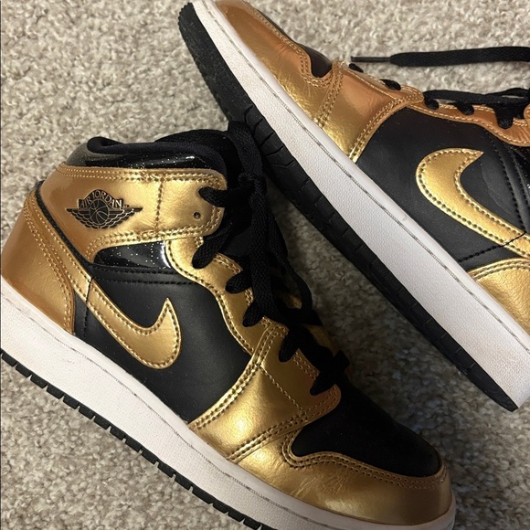 Nike Air Jordan 1 Mid SE Metallic Gold Black sneakers  SIZE 5 youth - Picture 4 of 5